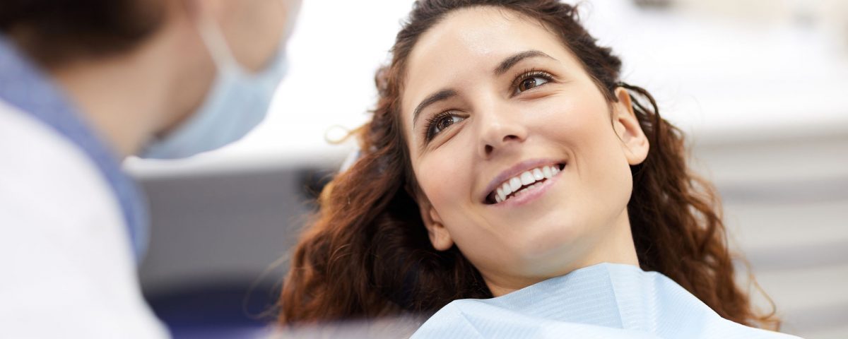 Licówki stomatologiczne zakładane w gabinecie stomatologicznym przez dentystę