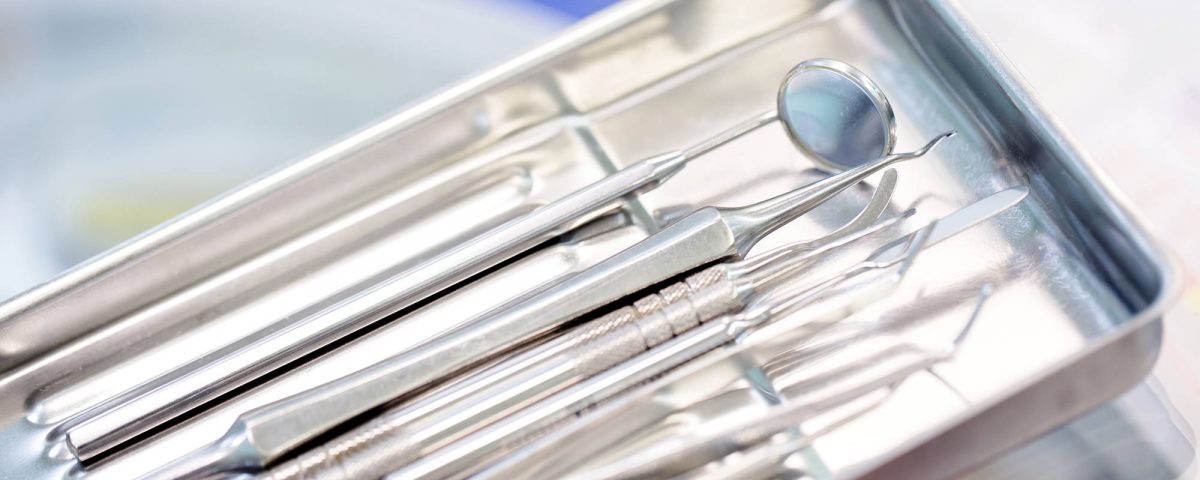 czyszczenie narzędzi stomatologicznych w gabinecie dentystycznym