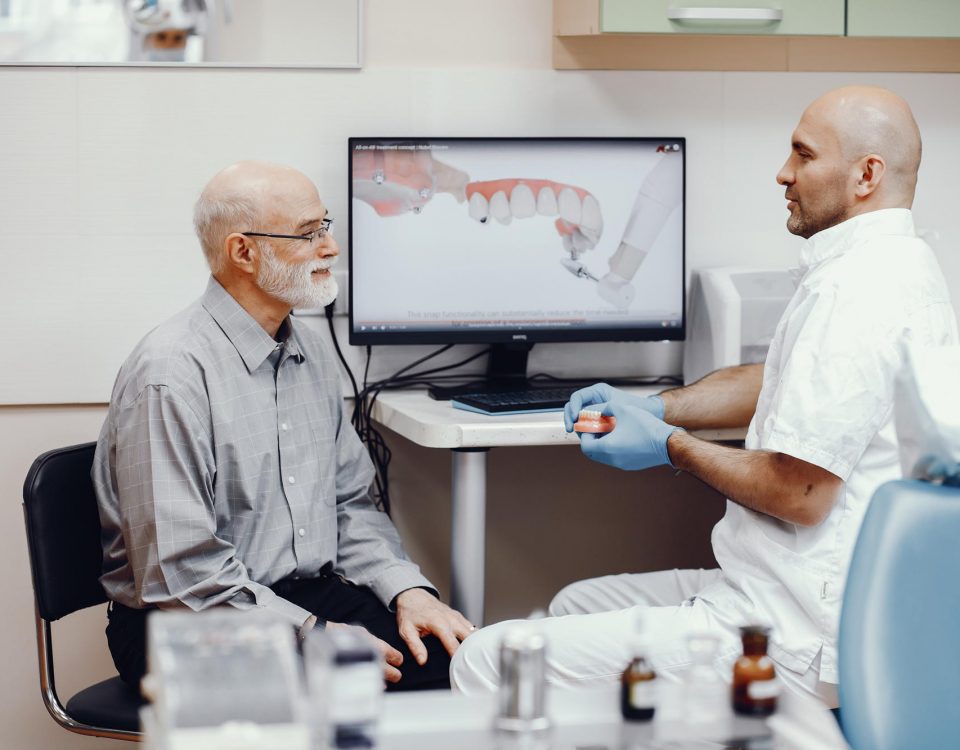 Leczenie bezzębia w gabinecie dentystycznym - proteza całkowita czy implanty zębów