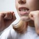 Jakie są korzyści płynące z regularnego stosowania nici dentystycznej?
