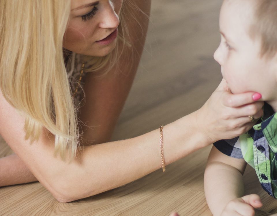 W jaki sposób próchnica może wpływać na rozwój mowy u dzieci?