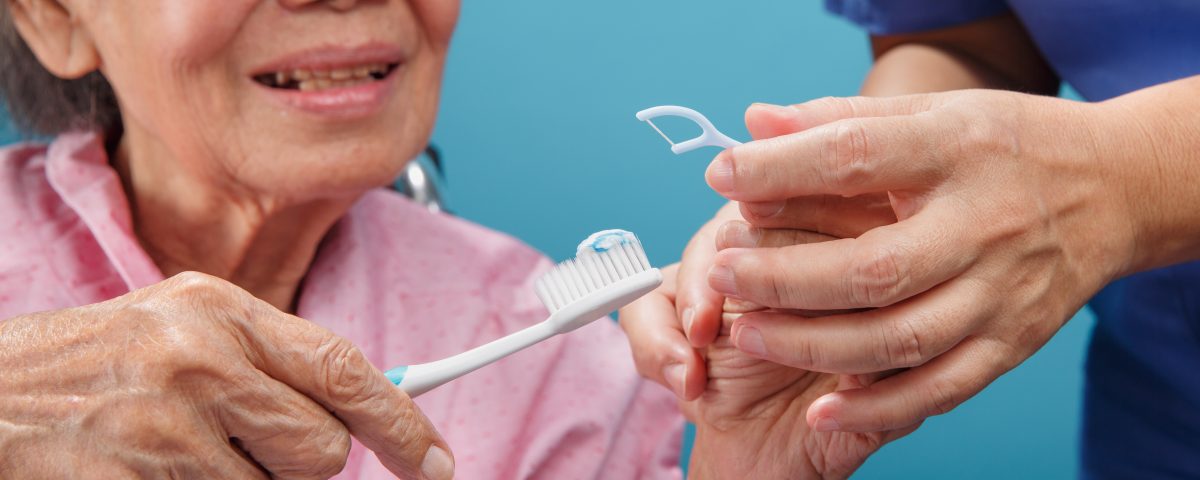 Wskazówki dla osób starszych dotyczące dbania o zdrowie zębów i dziąseł
