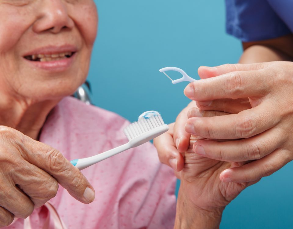 Wskazówki dla osób starszych dotyczące dbania o zdrowie zębów i dziąseł